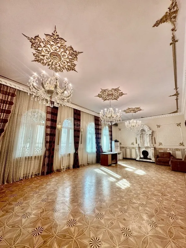 Satılır 10 otaqlı həyət evi 650 m²