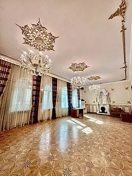 Satılır 10 otaqlı həyət evi 650 m²