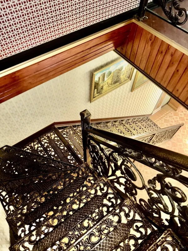 Satılır 10 otaqlı həyət evi 650 m²