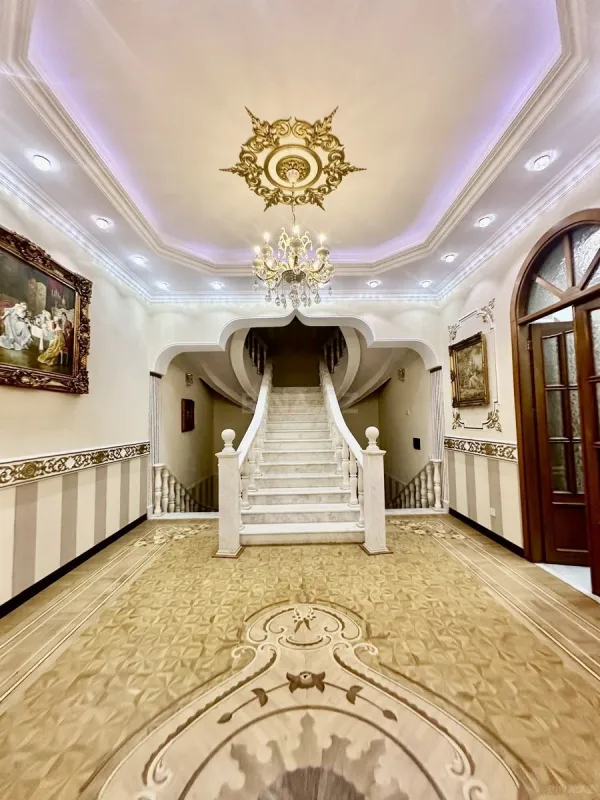 Satılır 10 otaqlı həyət evi 650 m²