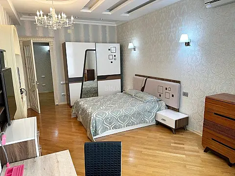 Kirayə verilir 4 otaqlı mənzil 200 m²
