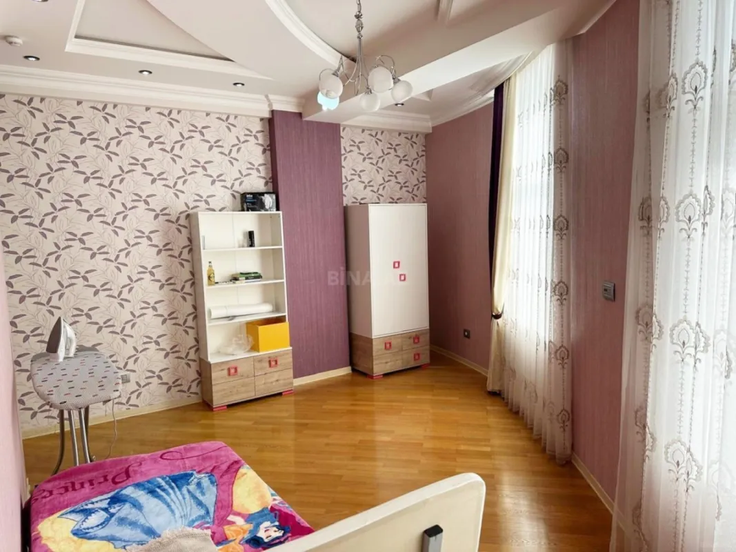 Kirayə verilir 4 otaqlı mənzil 200 m²