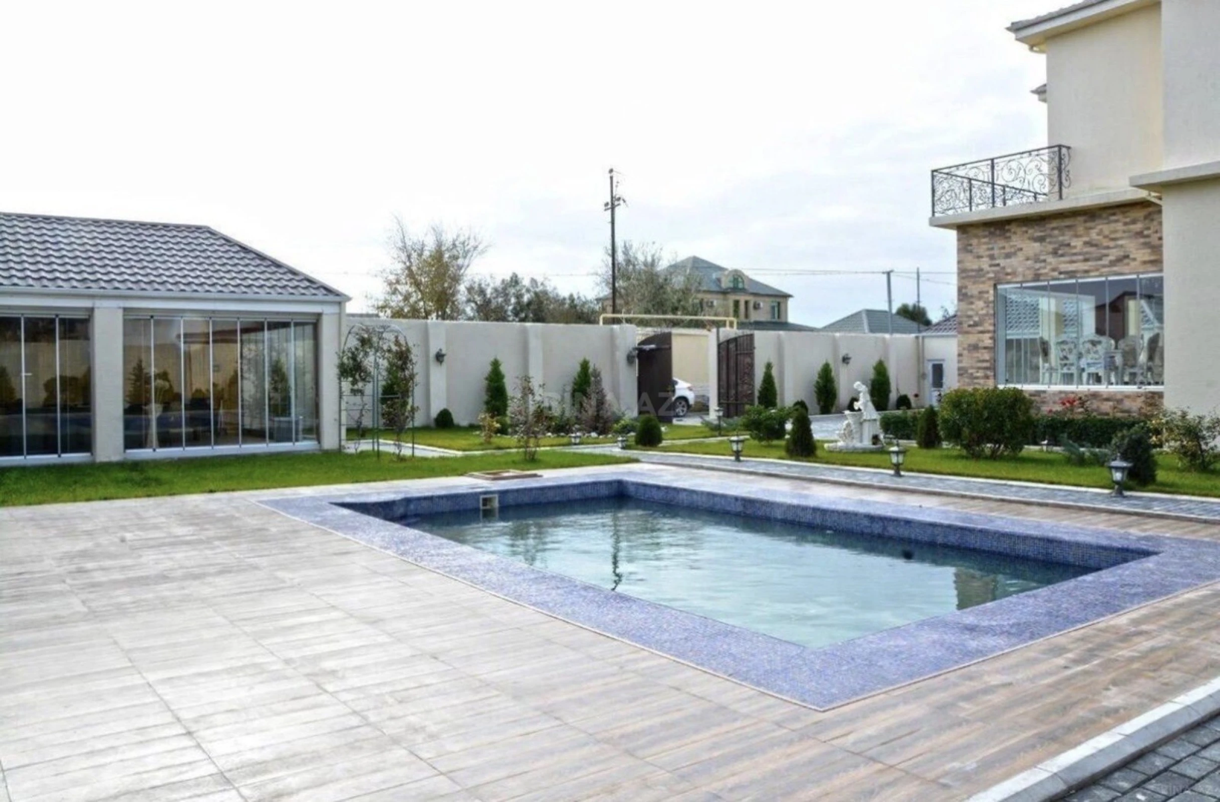 Kirayə verilir 6 otaqlı həyət evi 360 m²