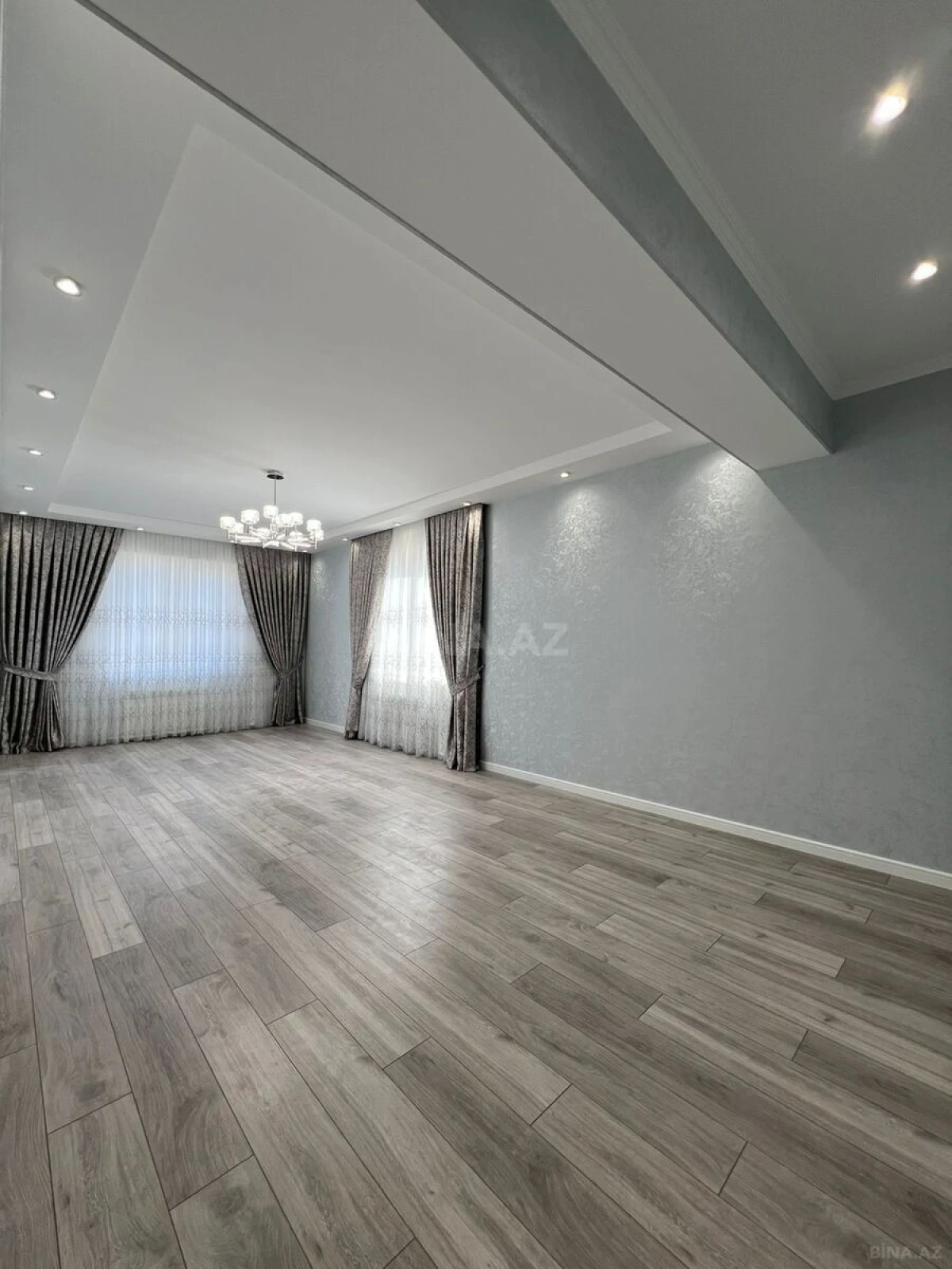 Satılır 3 otaqlı mənzil 135 m²