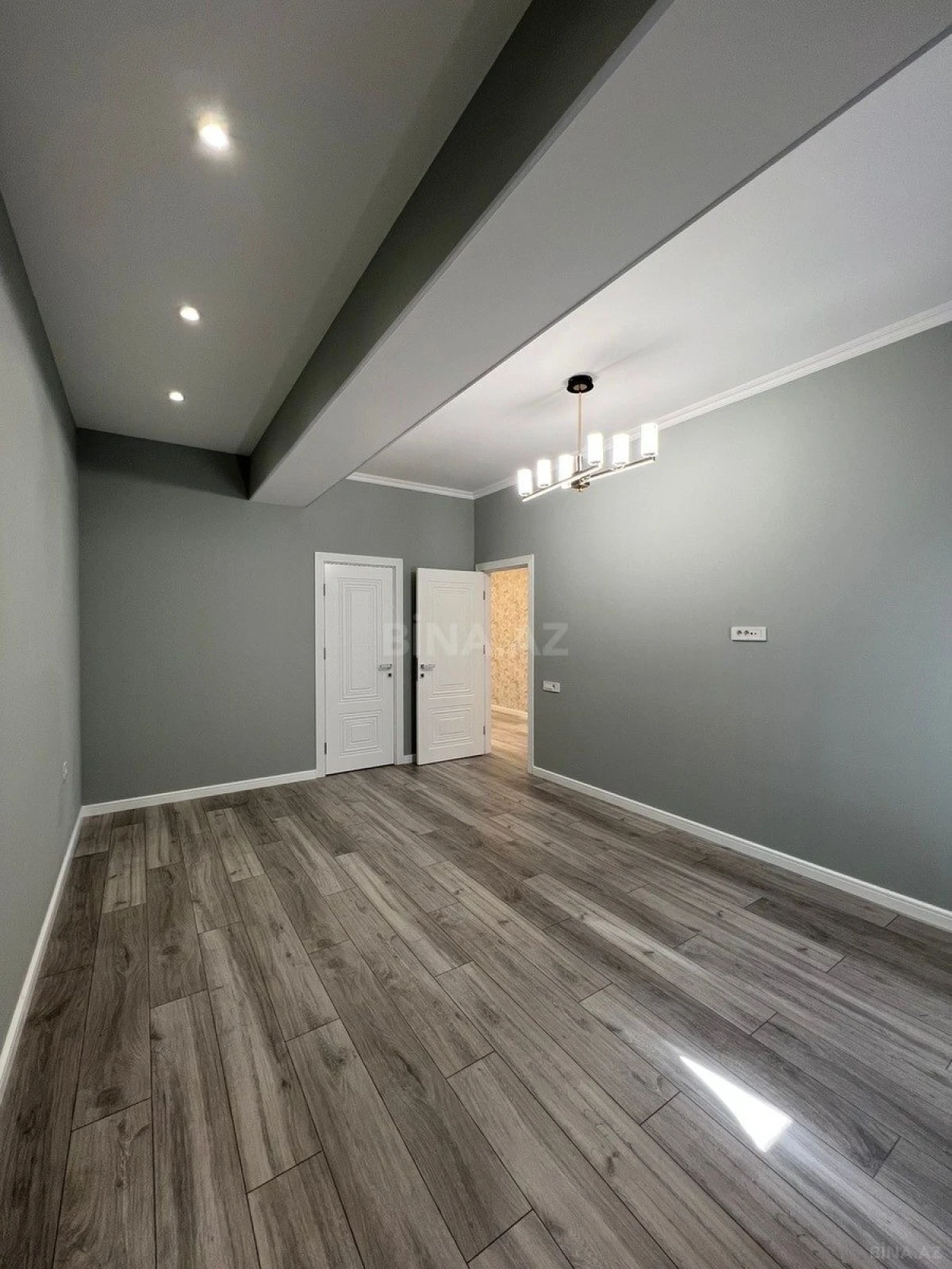 Satılır 3 otaqlı mənzil 135 m²