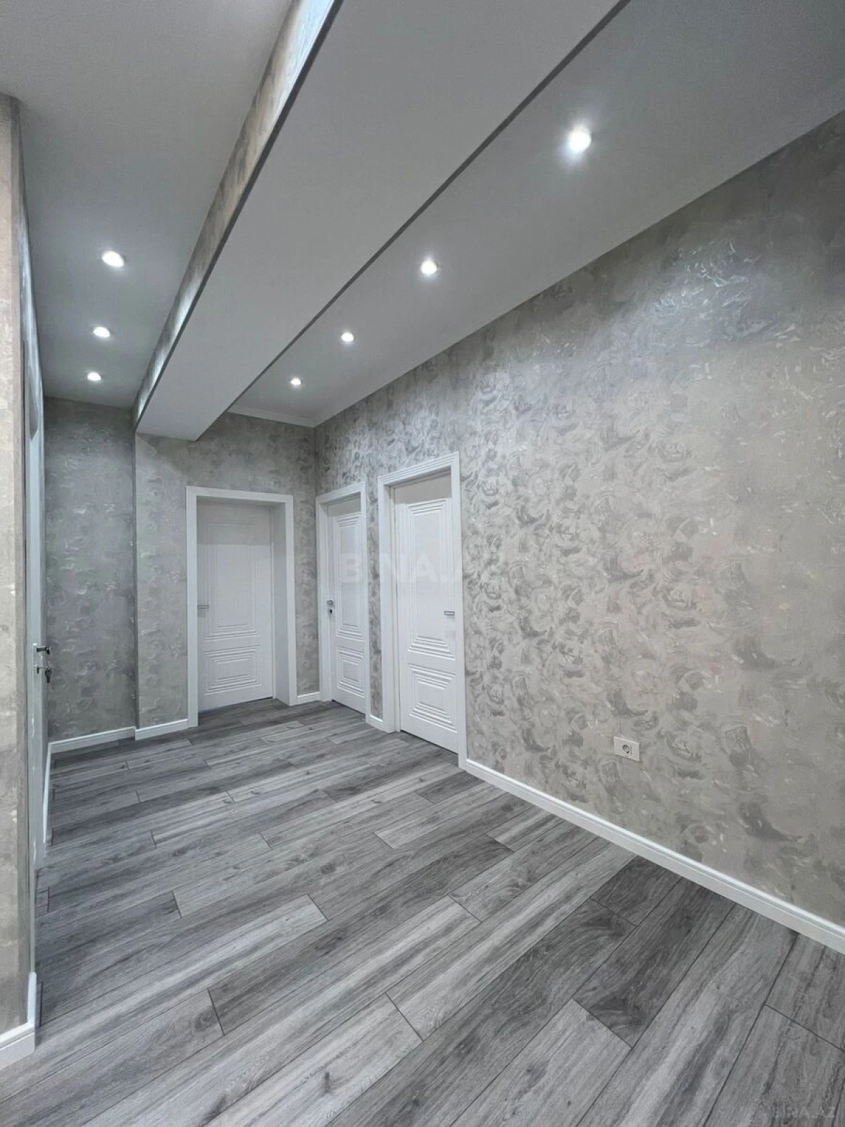 Satılır 3 otaqlı mənzil 135 m²
