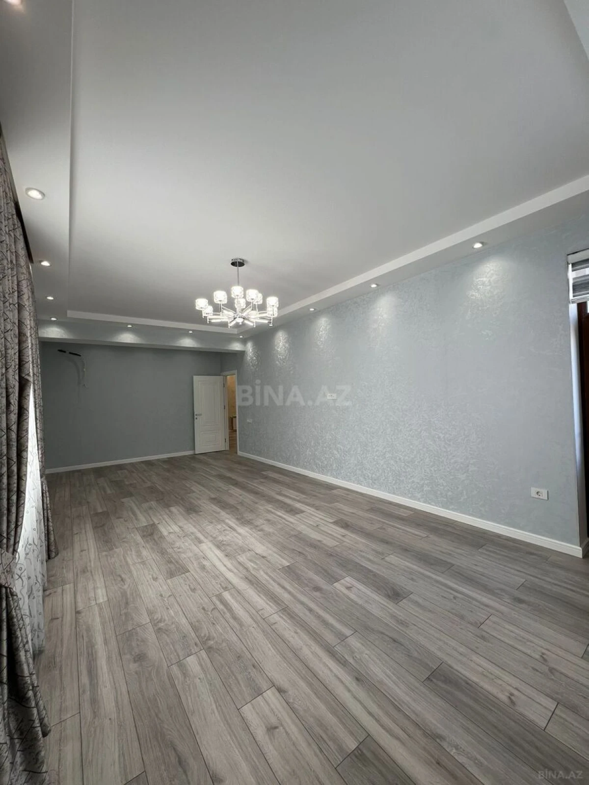 Satılır 3 otaqlı mənzil 135 m²