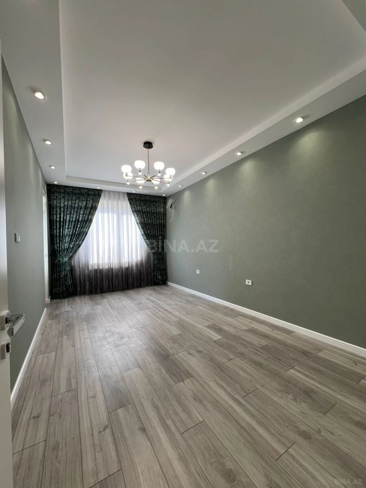 Satılır 3 otaqlı mənzil 135 m²