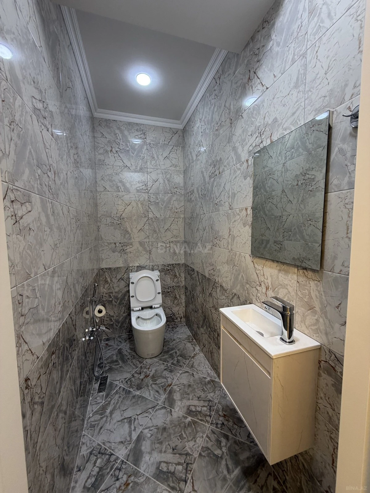 Satılır 3 otaqlı mənzil 135 m²