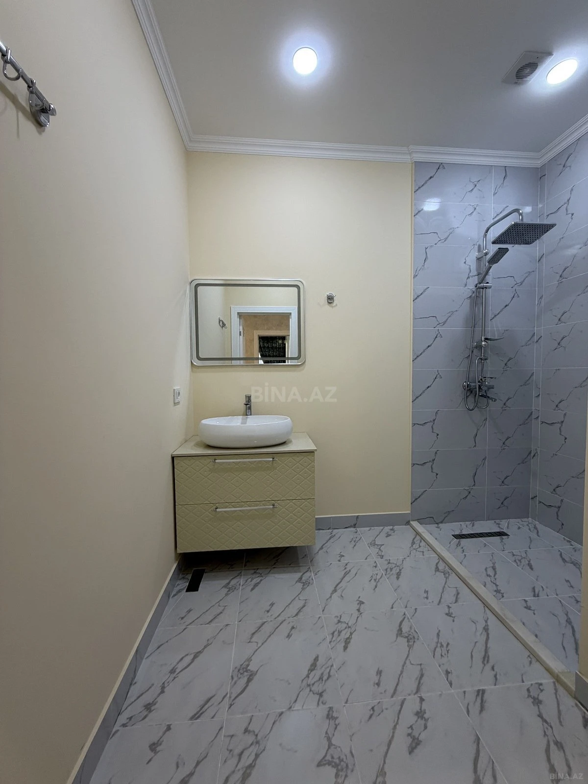 Satılır 3 otaqlı mənzil 135 m²