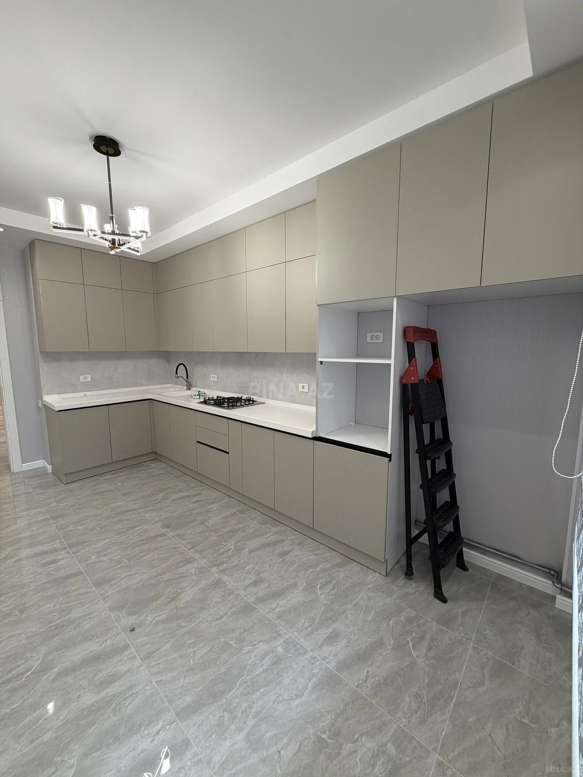 Satılır 3 otaqlı mənzil 135 m²