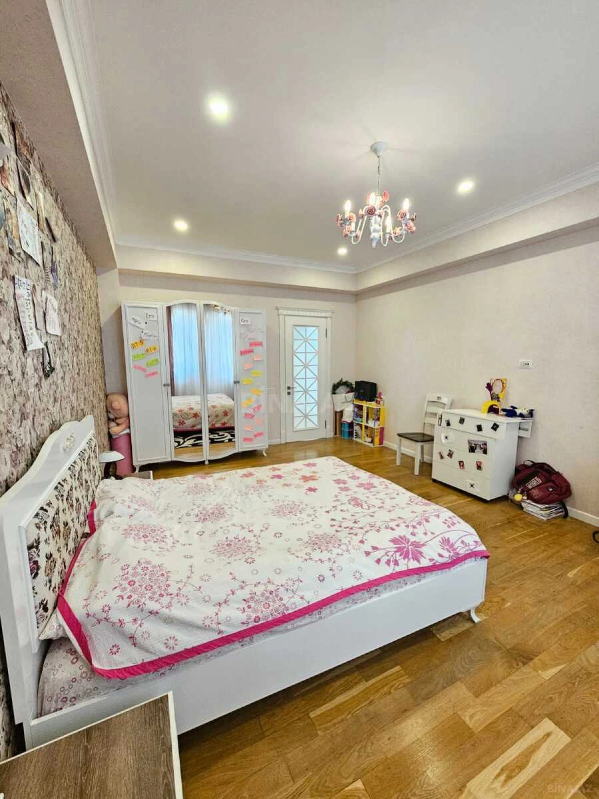 Satılır 4 otaqlı mənzil 209 m²