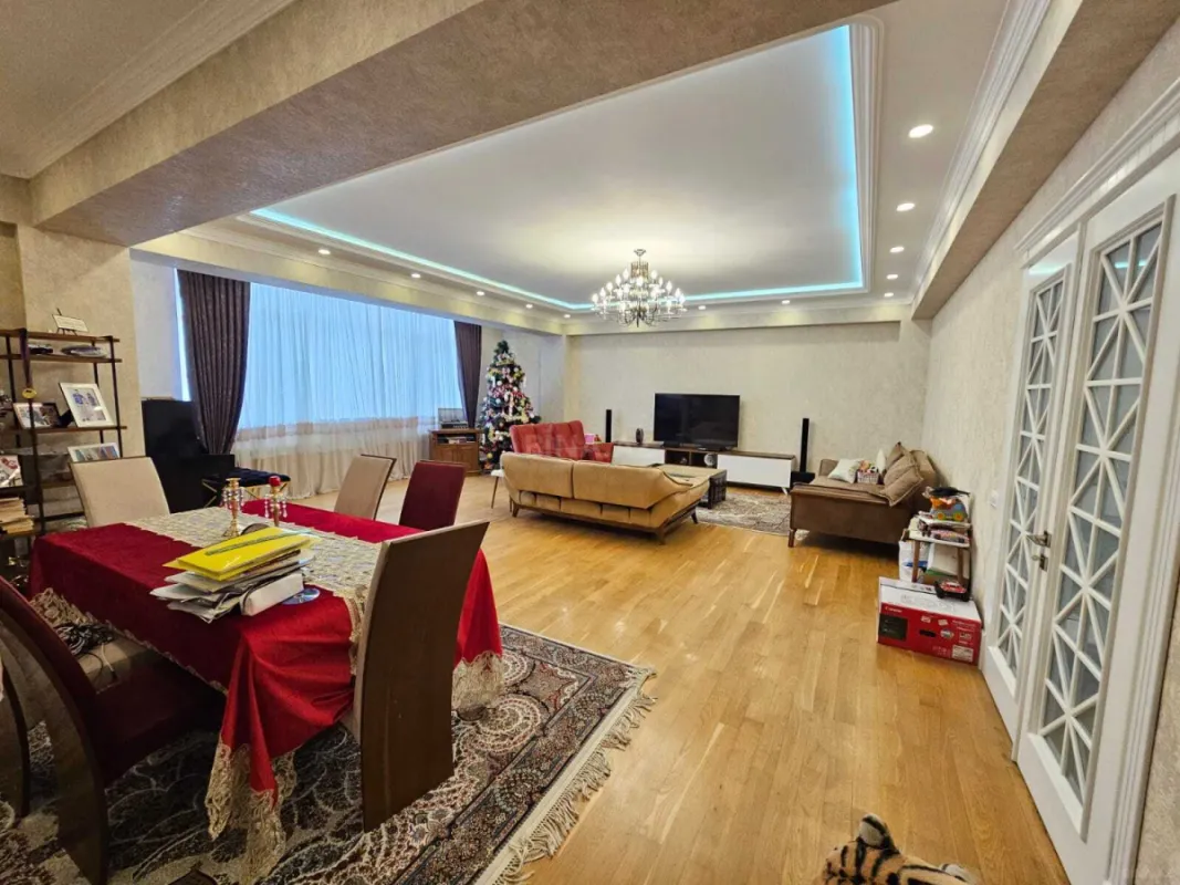 Satılır 4 otaqlı mənzil 209 m²