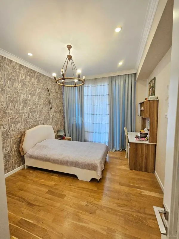 Satılır 4 otaqlı mənzil 209 m²