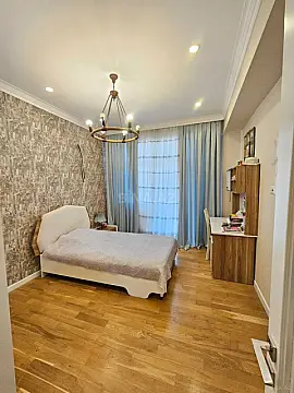 Satılır 4 otaqlı mənzil 209 m²