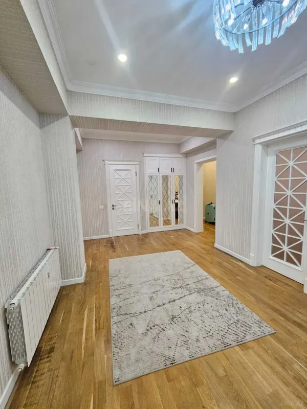 Satılır 4 otaqlı mənzil 209 m²