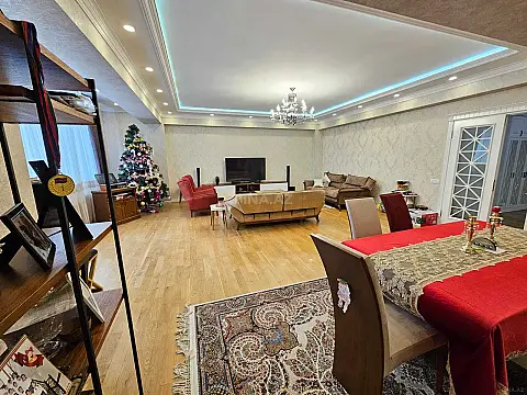 Satılır 4 otaqlı mənzil 209 m²