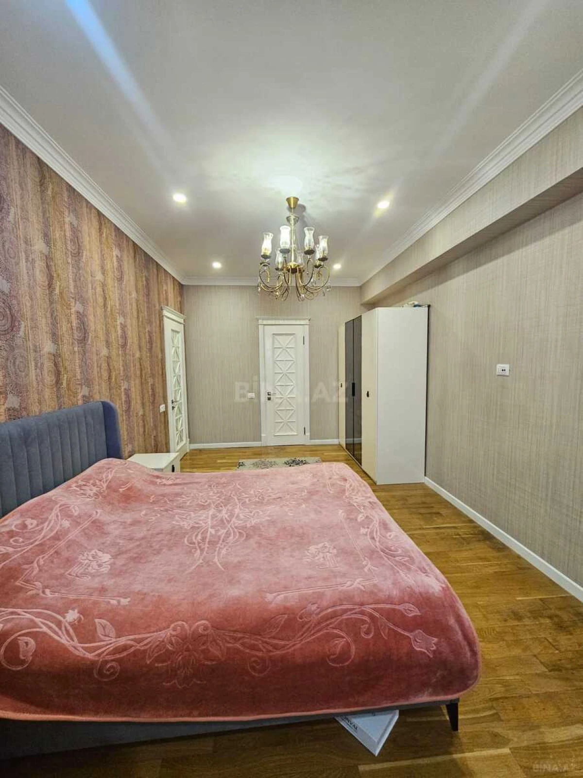 Satılır 4 otaqlı mənzil 209 m²