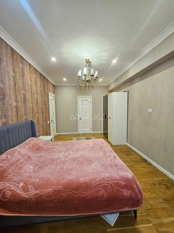 Satılır 4 otaqlı mənzil 209 m²