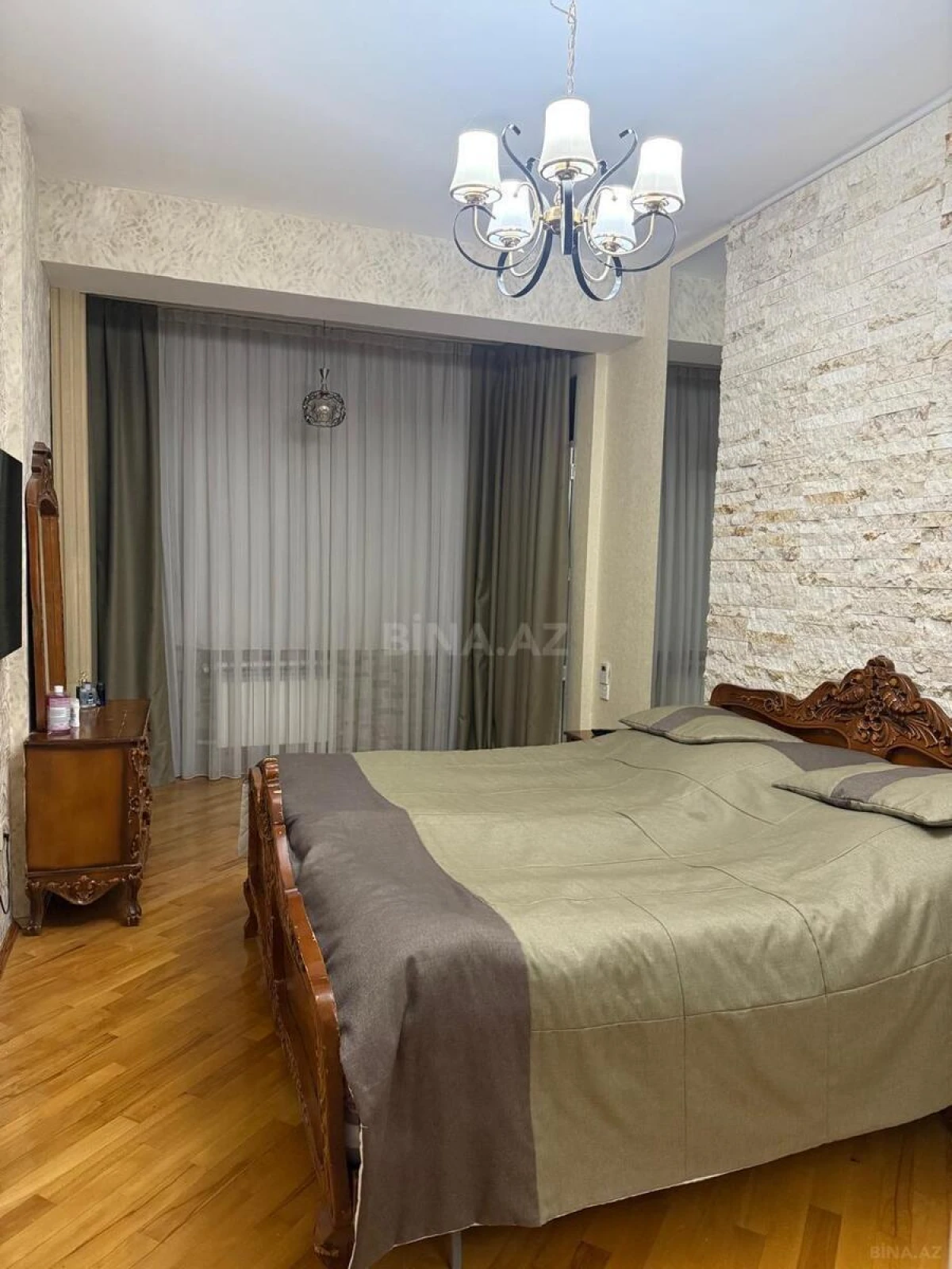 Satılır 3 otaqlı mənzil 134 m²