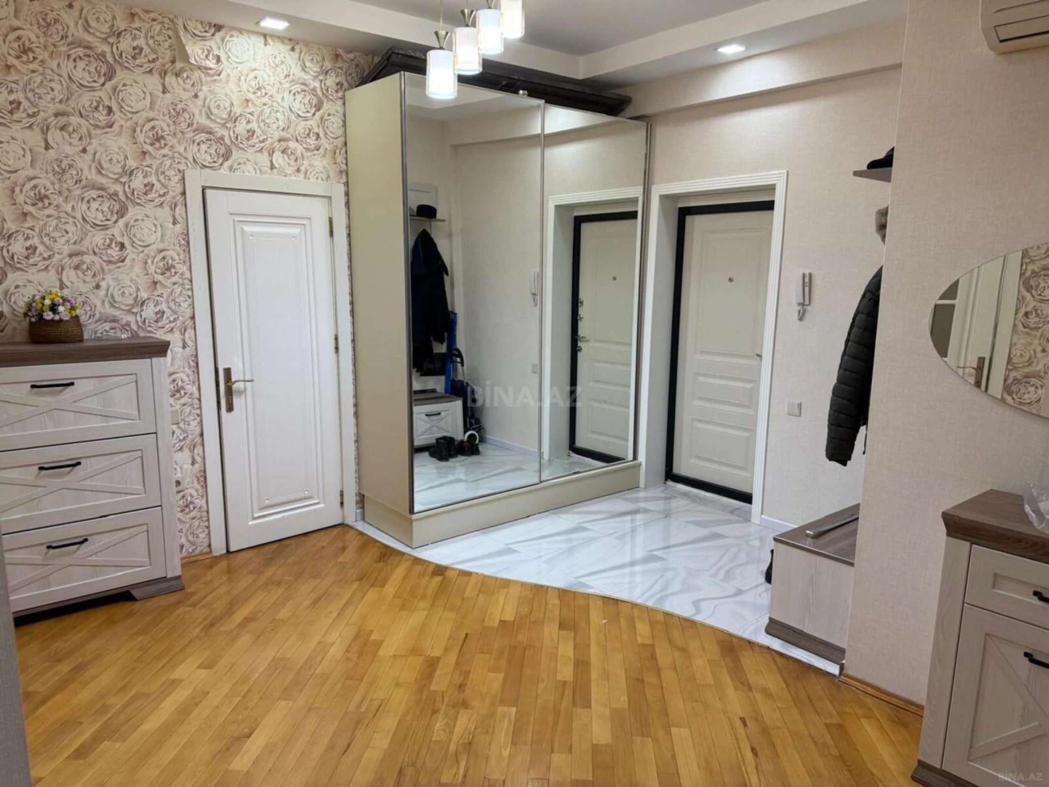 Satılır 3 otaqlı mənzil 134 m²