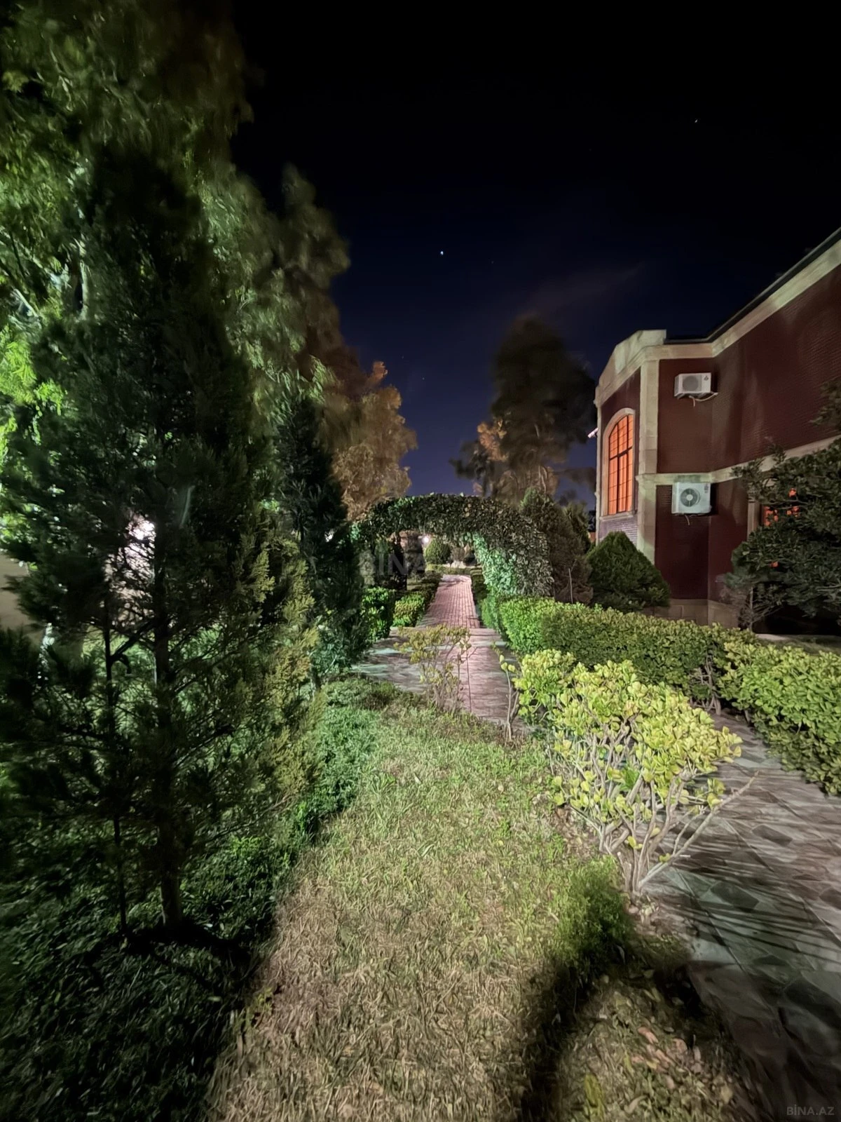 Kirayə verilir 7 otaqlı həyət evi 360 m²