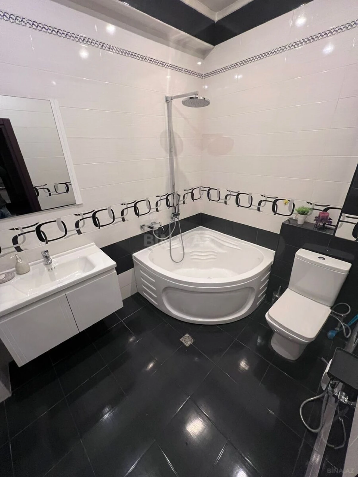 Kirayə verilir 2 otaqlı mənzil 111 m²