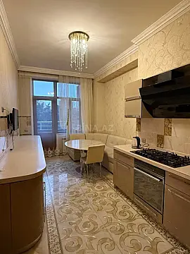 Kirayə verilir 4 otaqlı mənzil 153 m²