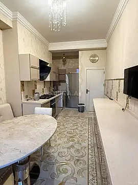 Kirayə verilir 4 otaqlı mənzil 153 m²