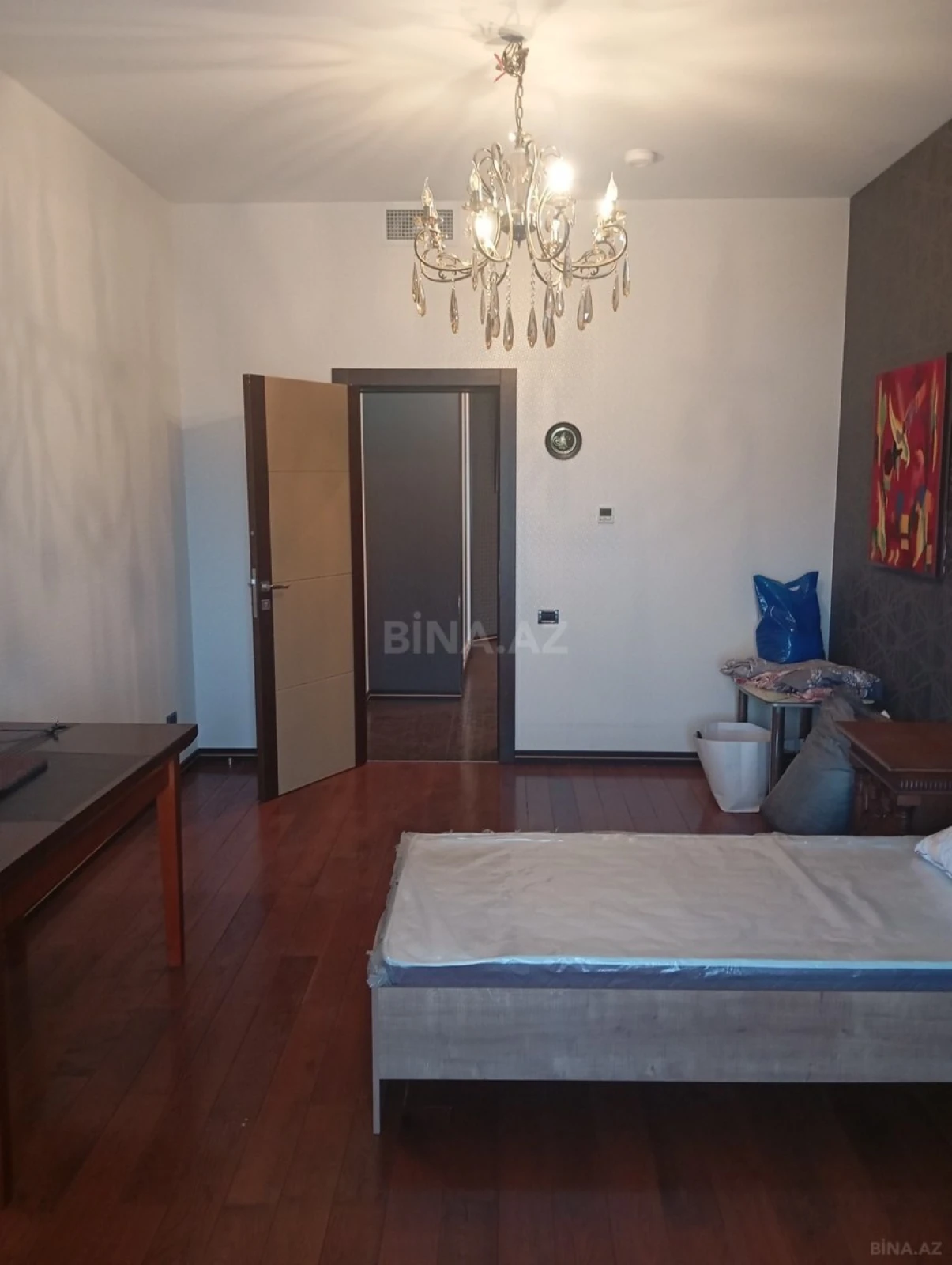 Satılır 4 otaqlı mənzil 200 m²