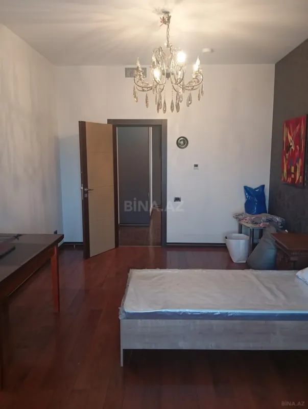 Satılır 4 otaqlı mənzil 200 m²
