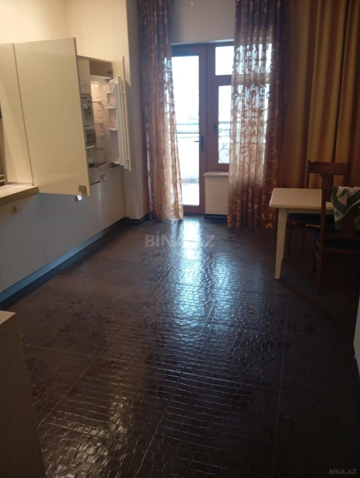 Satılır 4 otaqlı mənzil 200 m²