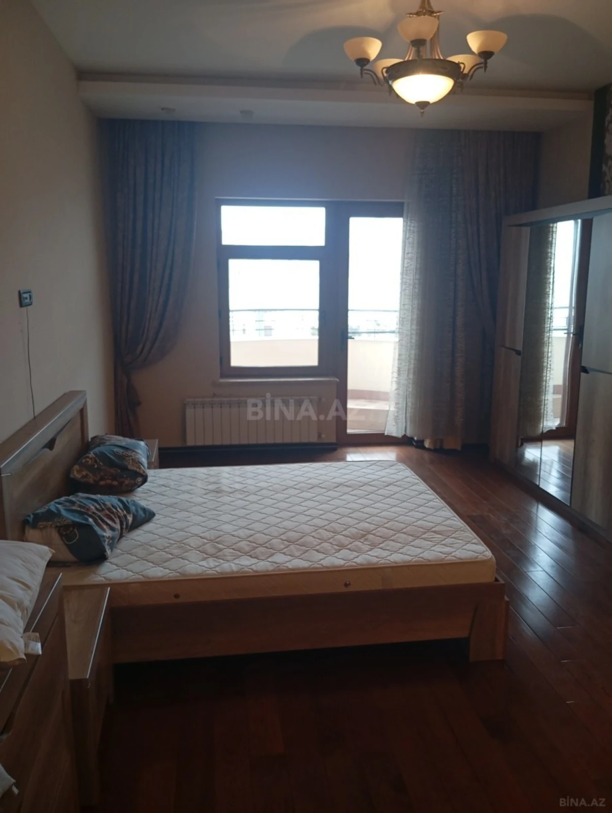 Satılır 4 otaqlı mənzil 200 m²