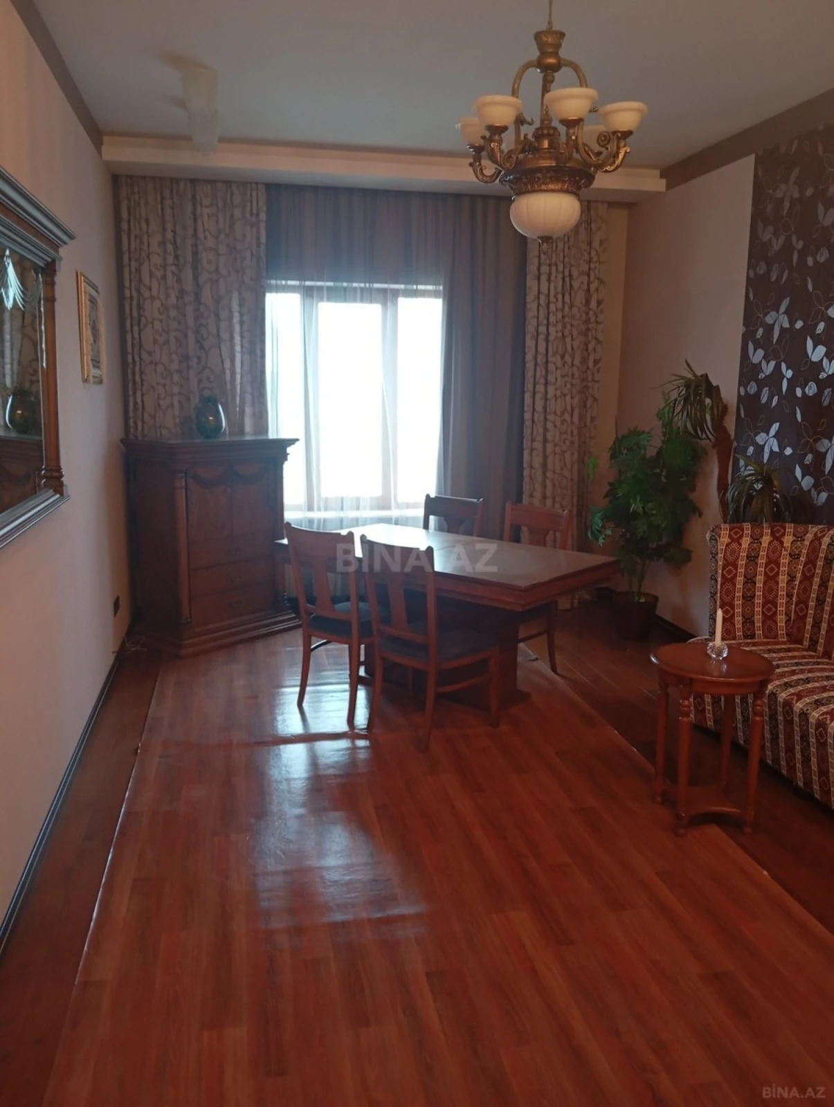Satılır 4 otaqlı mənzil 200 m²