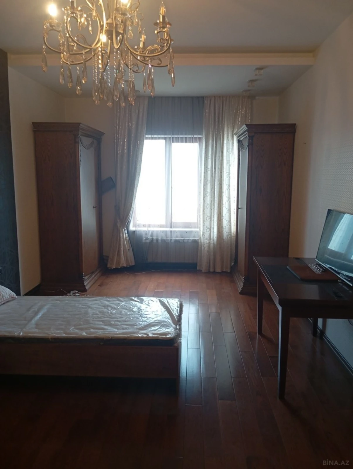 Satılır 4 otaqlı mənzil 200 m²
