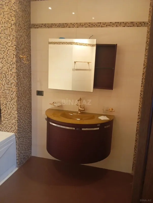 Satılır 4 otaqlı mənzil 200 m²