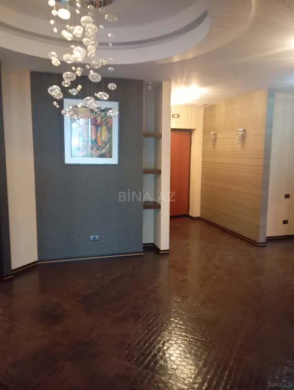 Satılır 4 otaqlı mənzil 200 m²