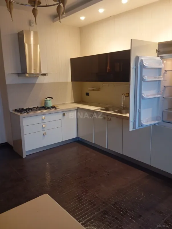 Satılır 4 otaqlı mənzil 200 m²