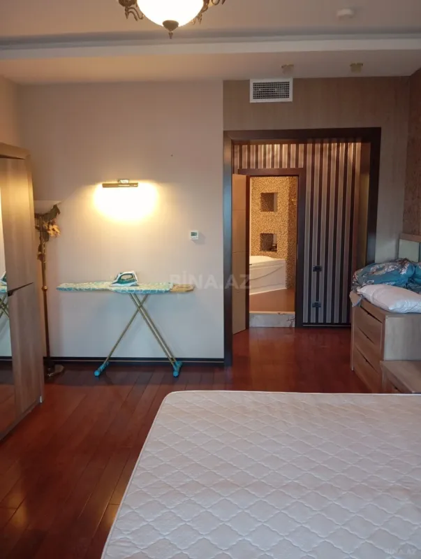 Satılır 4 otaqlı mənzil 200 m²