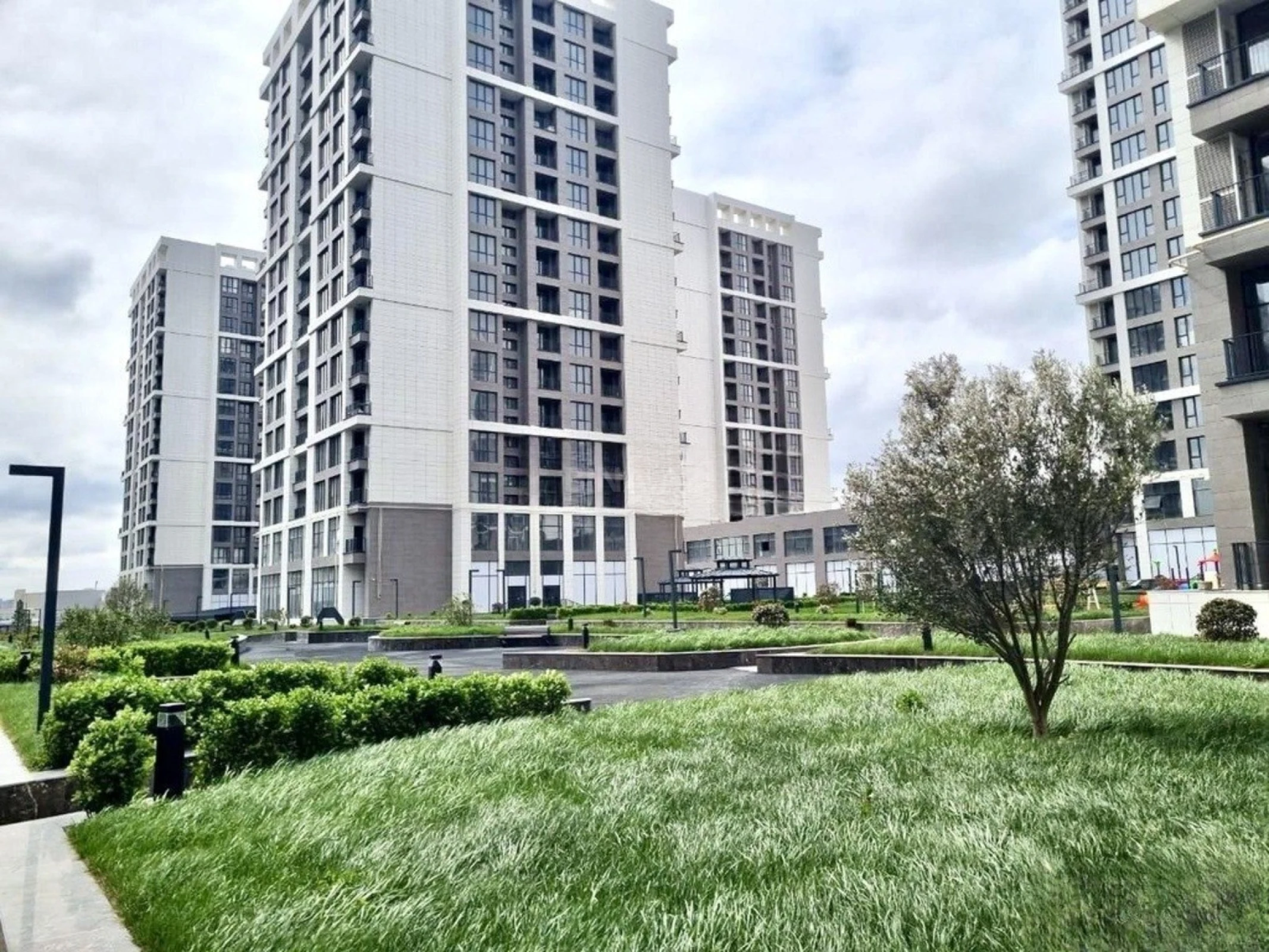 Satılır 2 otaqlı mənzil 79.3 m²
