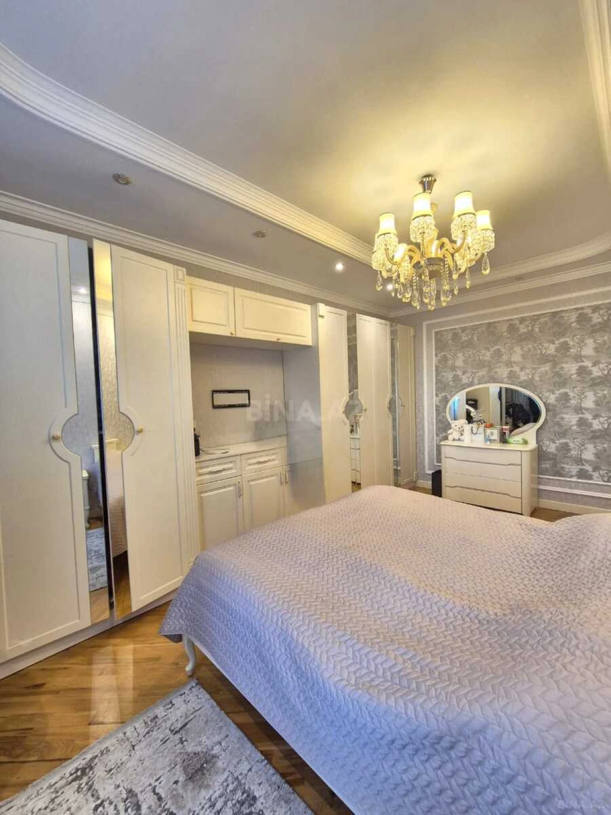 Satılır 3 otaqlı mənzil 135 m²