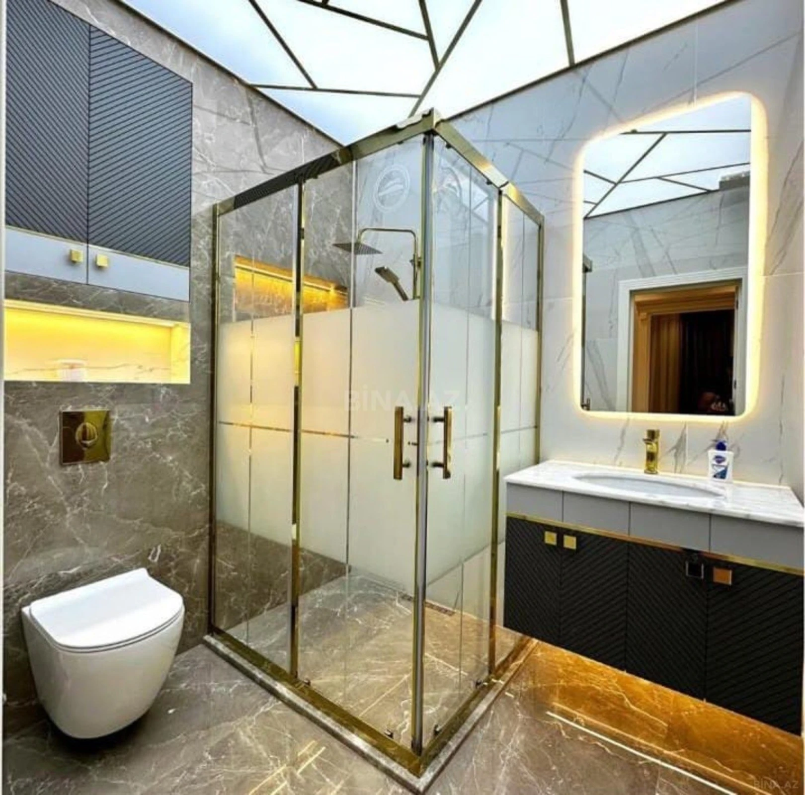 Satılır 3 otaqlı mənzil 135 m²