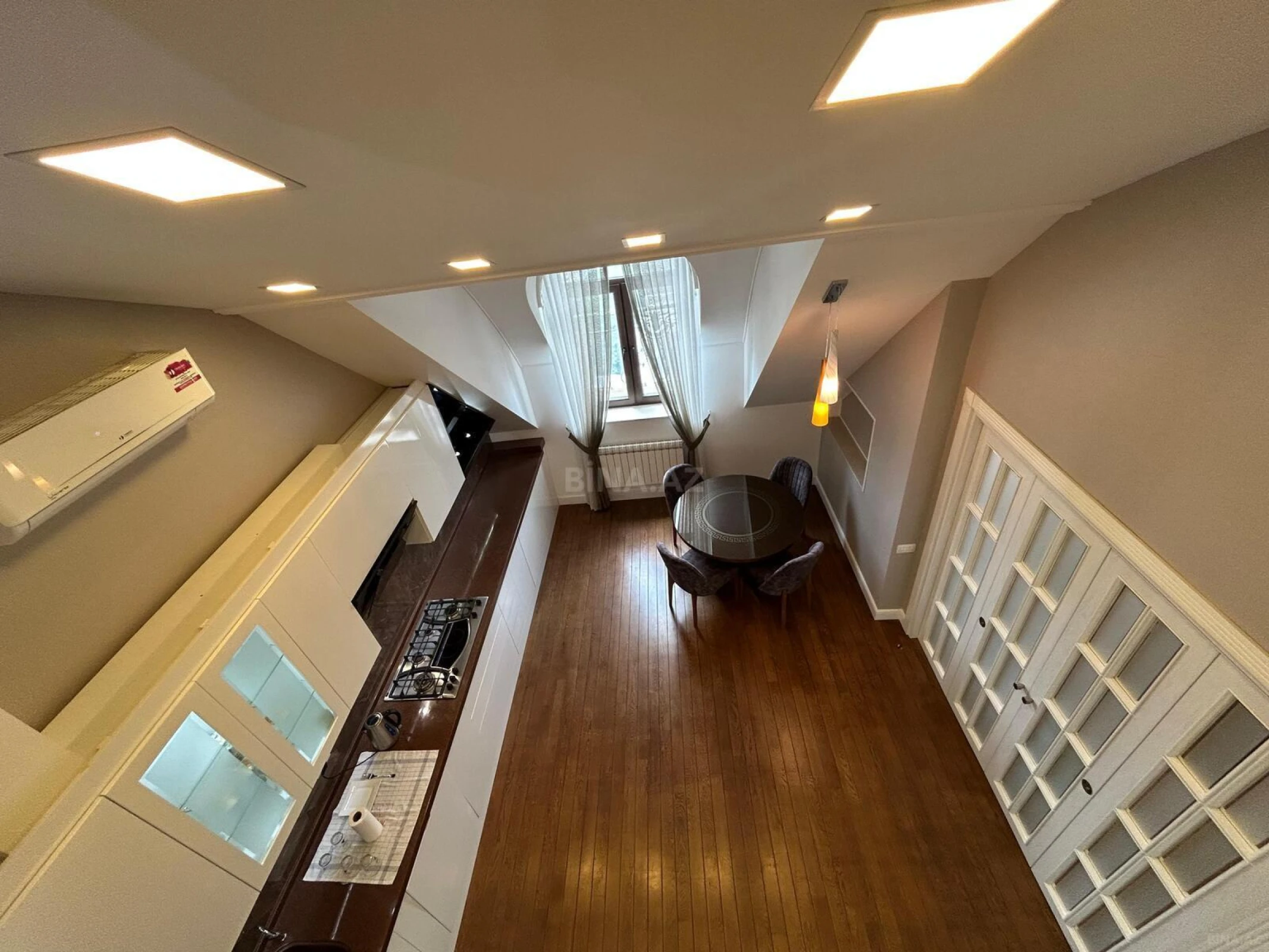 Kirayə verilir 6 otaqlı mənzil 275 m²