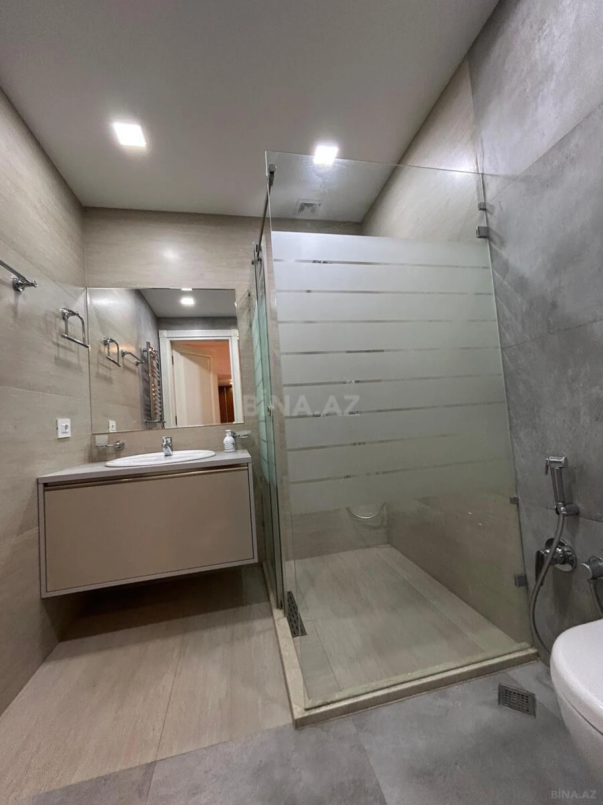Kirayə verilir 6 otaqlı mənzil 275 m²