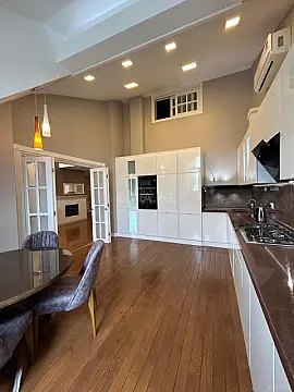 Kirayə verilir 6 otaqlı mənzil 275 m²