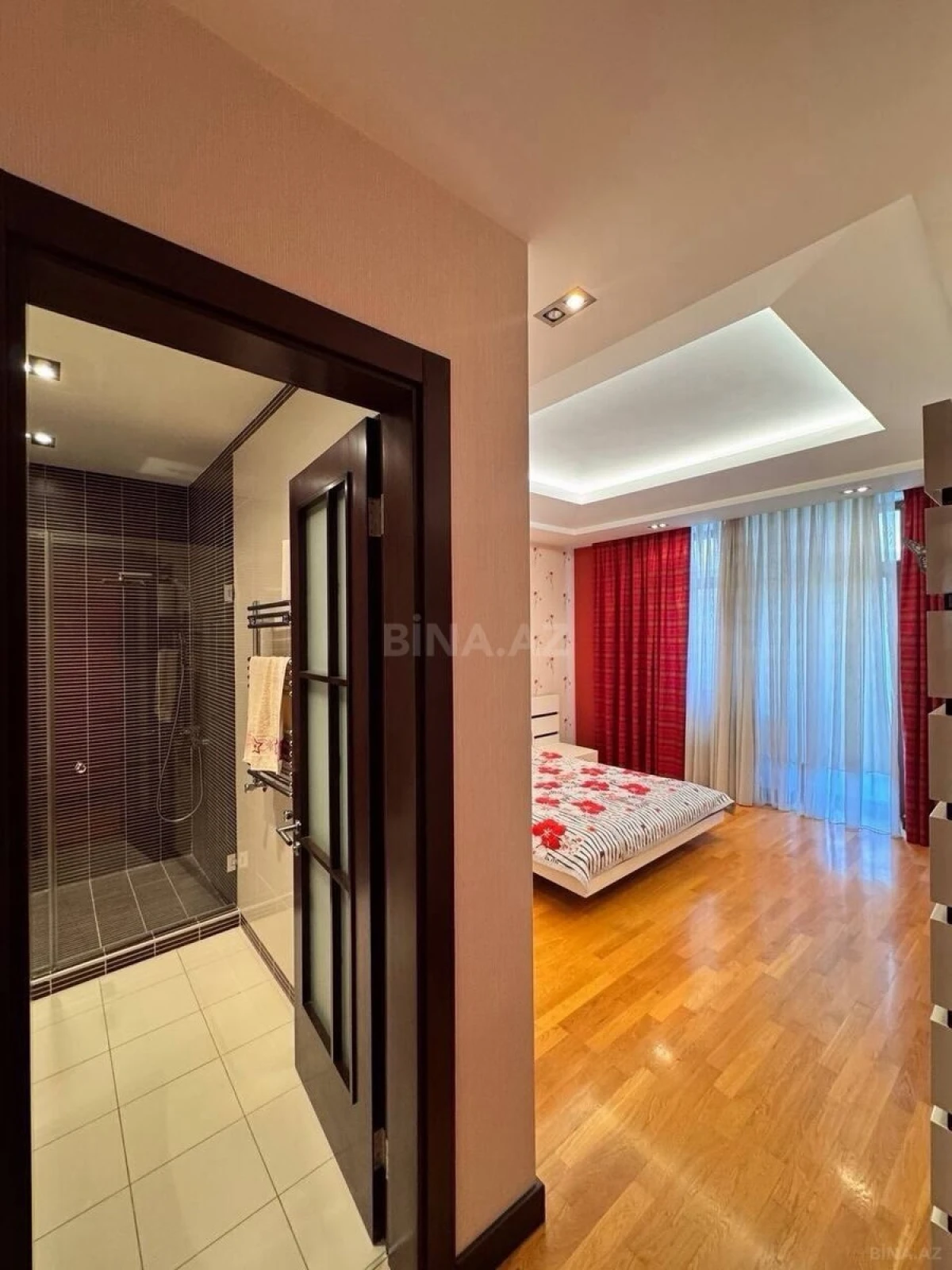 Satılır 4 otaqlı mənzil 222 m²