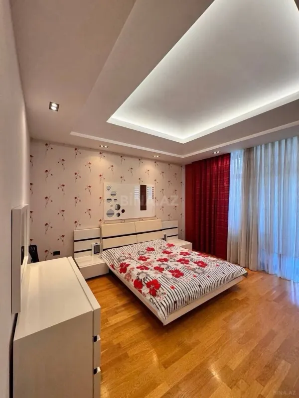 Satılır 4 otaqlı mənzil 222 m²