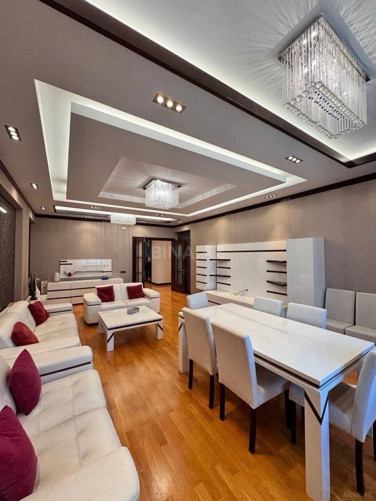 Satılır 4 otaqlı mənzil 222 m²