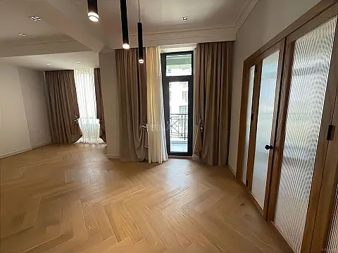 Satılır 3 otaqlı mənzil 134 m²