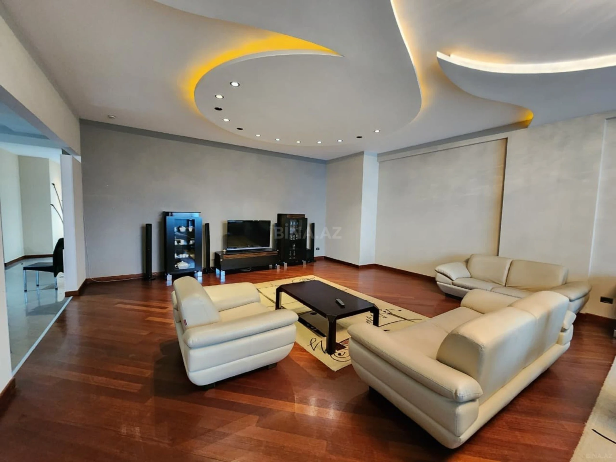 Kirayə verilir 3 otaqlı mənzil 200 m²